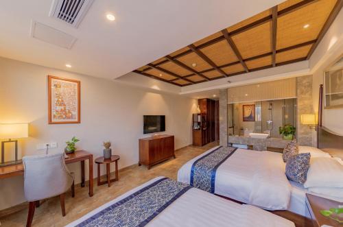 een hotelkamer met 2 bedden en een badkamer bij Lettry Hotel in Lingshui