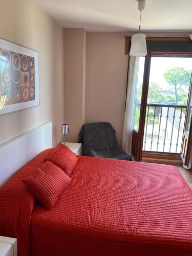 ein rotes Bett in einem Zimmer mit Fenster in der Unterkunft fantastic apartment Spain Algarve vacation & boat fun in Ayamonte