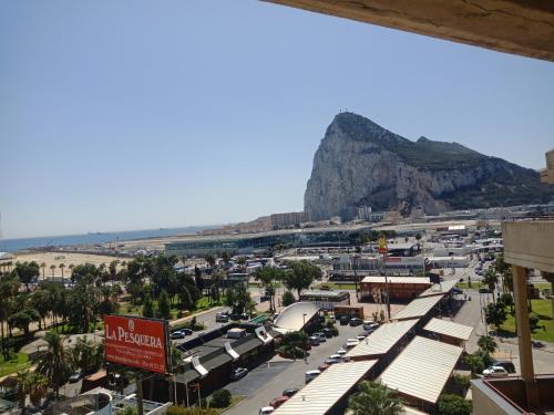 vistas a una ciudad con una montaña en el fondo en Cosy flat for comfy stay - Gib Rock View 3, en La Línea de la Concepción