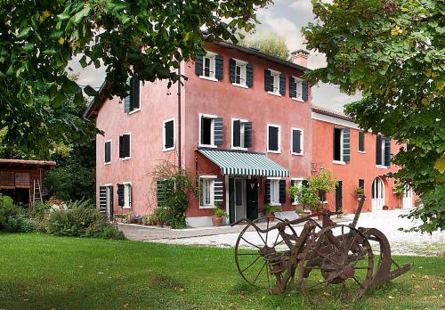 San Giovanni di Livenza的住宿－卡薩卡拉住宿加早餐旅館，一座大型红砖建筑,前面有雕像