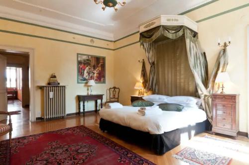 - une chambre avec un lit à baldaquin et un tapis rouge dans l'établissement Charming large palazzo in center Venice for up to 9 people, à Venise