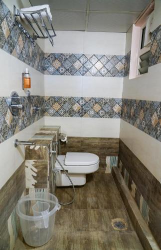 a bathroom with a toilet and a sink at Suraksha Stay ITPL Hotel Banglore in Bengaluru