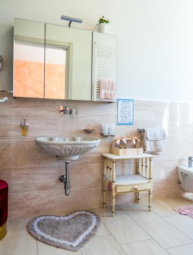 a bathroom with a sink and a toilet at Agriturismo le Fontanelle da Valente in Montichiari