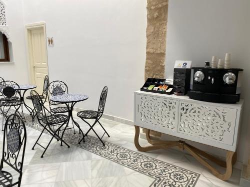 a room with a table and chairs and a microwave at Hotel boutique Palacio de la Veracruz in Alcalá la Real