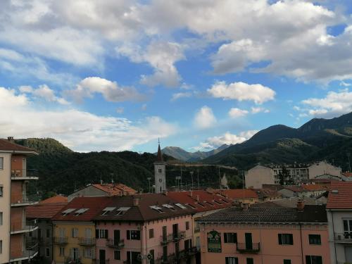 Vistas a una ciudad con montañas en el fondo en Beautiful View - Centre Ville CIR 004-0250-00005, en Borgo San Dalmazzo
