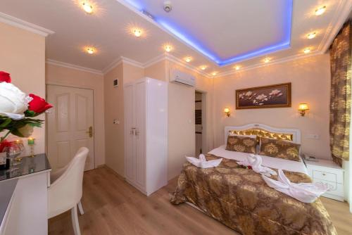 イスタンブールにあるチャーム ホテルのベッドルーム1室(ベッド1台、テーブル付)