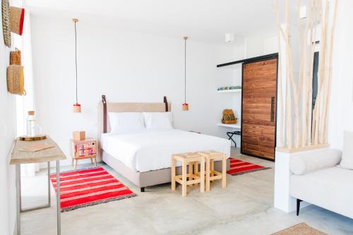 um quarto branco com uma cama e um sofá em Montimerso Skyscape Countryhouse em Monsaraz