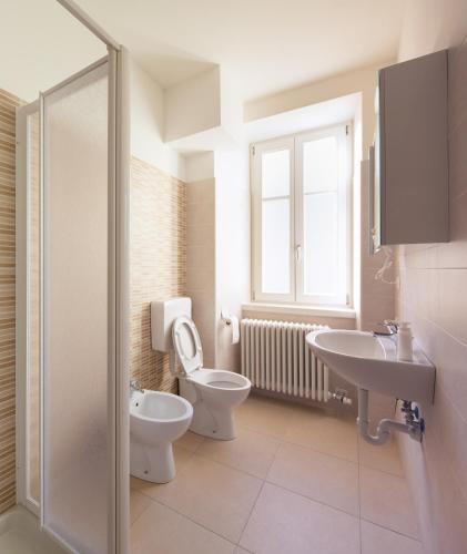 bagno con servizi igienici e lavandino di I Dodici mesi - appartamento Primavera a Trento