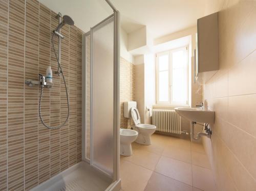 a bathroom with a shower and a toilet and a sink at I Dodici mesi - appartamento Primavera in Trento