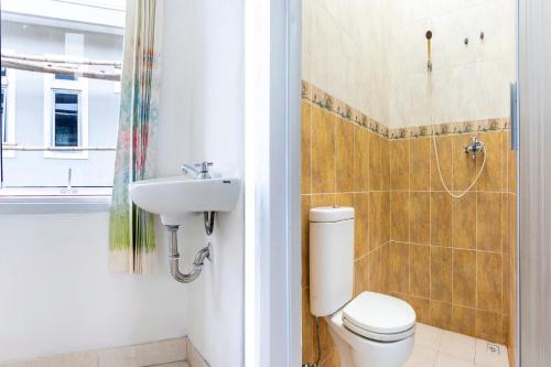 bagno con servizi igienici e lavandino di SPOT ON 2950 Grand Suites Palace Syariah a Cianjur