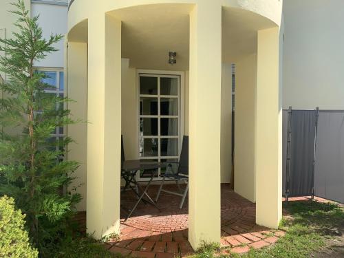 a patio with white columns in a house at Park-Lodge Am Rohrbusch in Münster