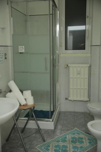 ローマにあるB&B Bel Amiのバスルーム(シャワー、トイレ、シンク付)