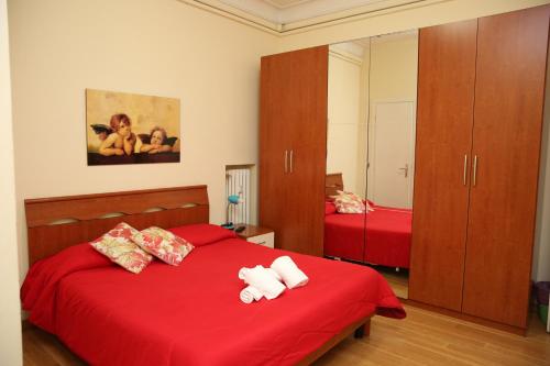 ローマにあるB&B Bel Amiの赤いベッド1台(動物2匹の詰め物付)が備わるベッドルーム1室
