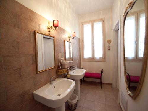 a bathroom with two sinks and a mirror at Agriturismo Fondo Gesù in Sala Bolognese
