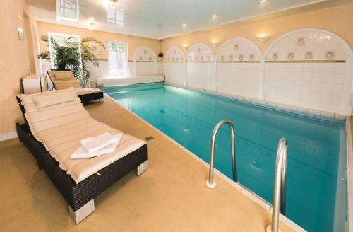 uma piscina com uma cama e uma piscina em Apartment Hotel Rüther em Papenburg