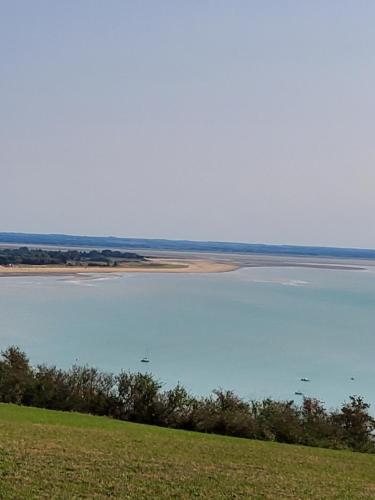 a view of a large body of water with boats in it at Chez Jollyjune, à moins d'une heure du Mont Saint Michel in Champeaux