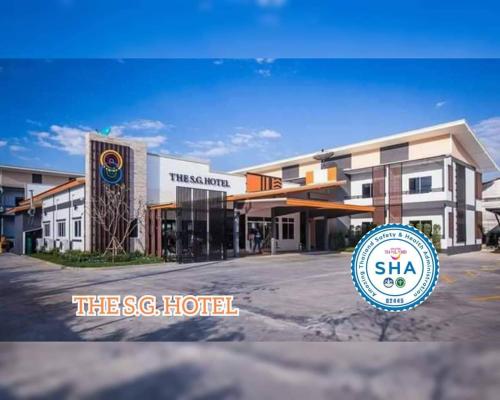 Un hotel con un cartel delante de un edificio. en The S.G Hotel, en Buriram