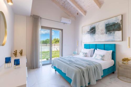 Posteľ alebo postele v izbe v ubytovaní Zante Prime Heated Pool Villas
