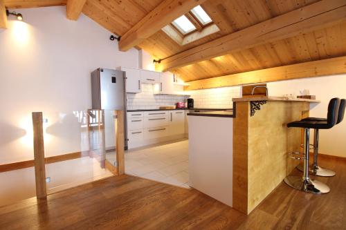 une cuisine avec un réfrigérateur et un plan de travail dans l'établissement Chalet soFlo -5 FLOCONS OR - 3 Vallées - Saint-Martin-de-Belleville-9personnes-130m2, à Saint-Martin-de-Belleville