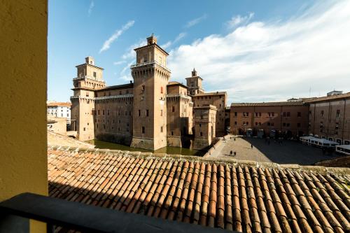 un bâtiment avec deux tours au-dessus d'un toit dans l'établissement Hotel Ferrara, à Ferrare