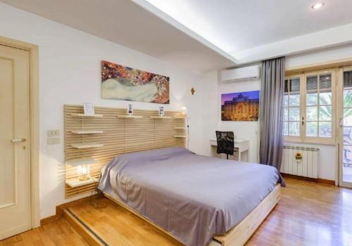 una camera con un grande letto di Guest House Il Limone Nascosto a Roma