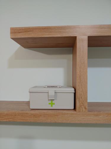 a white box sitting on a wooden shelf at 106 Homestay in Ruifang