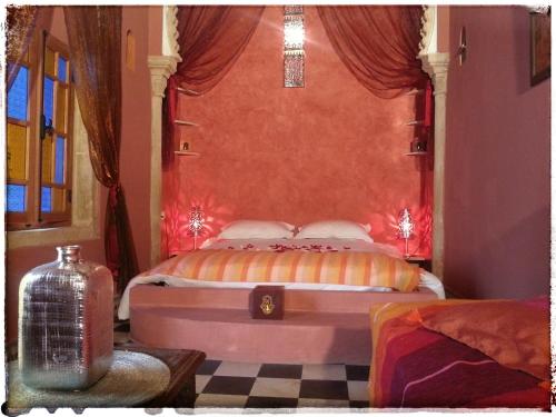 Una cama o camas en una habitación de Riad El Bir