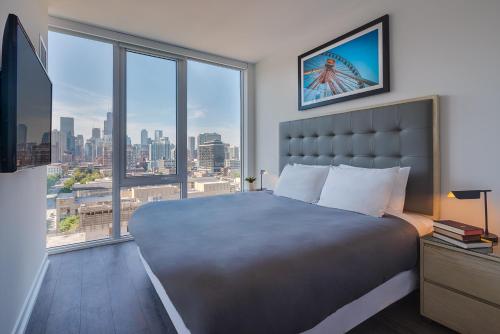 Un pat sau paturi într-o cameră la Level Chicago - Old Town