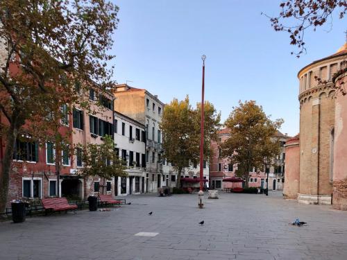 an empty city street with benches and buildings at B&B Patatina in Venice