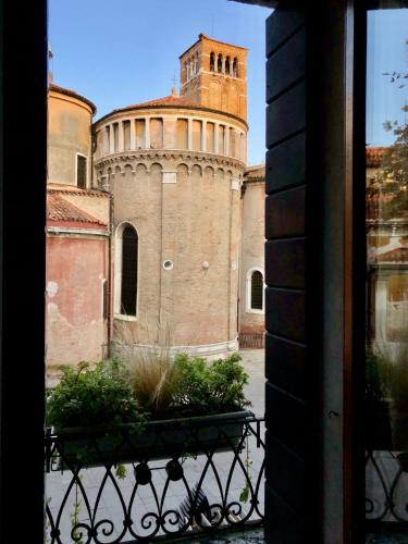 a view of a building with a clock tower at B&B Patatina in Venice