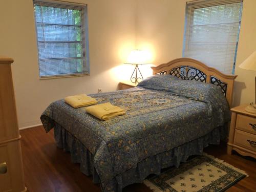 1 dormitorio con 1 cama con 2 toallas en Beautiful Quiet Neighborhood, en Miami