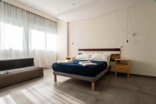 - une chambre avec un lit et un canapé dans l'établissement Dimora San Ferdinando 1, à Bari