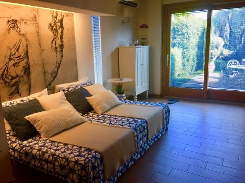 a bedroom with a couch in a room with a window at Ara Town House in San Giovanni la Punta