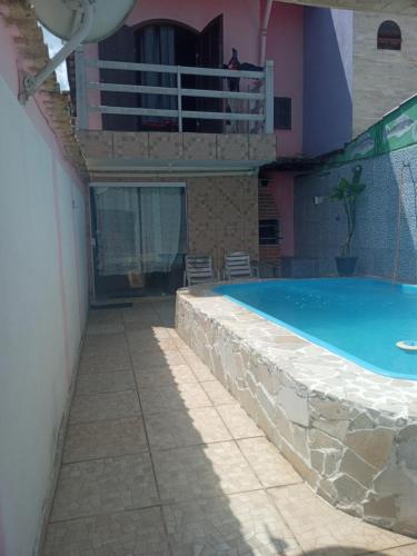 una piscina sul lato di un edificio di Casa da Suh a Parati