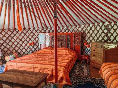 1 dormitorio con 1 cama en una yurta en Mas Escombelle en Barjac