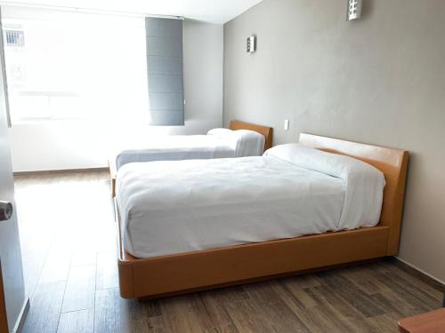 Una cama o camas en una habitación de Hotel Alcázar