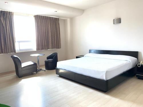 Una cama o camas en una habitación de Hotel Alcázar