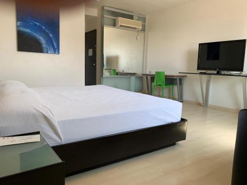 Un pat sau paturi într-o cameră la Hotel Alcázar