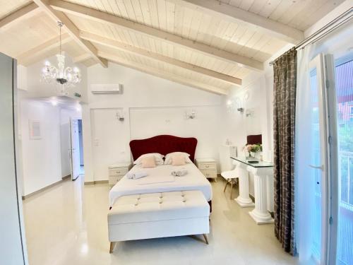 パルガにあるApartments Villa Apostolisの白いベッドルーム(ベッド1台、デスク付)
