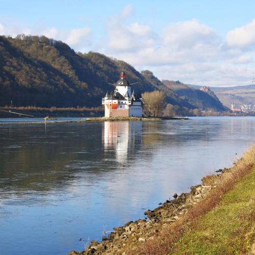 a lighthouse on a island in a river with mountains at Roosartige Ferien - Ferienwohnung im Hanswieschen - Oberwesel Bacharach in Langscheid