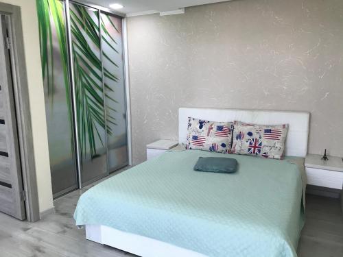 - une chambre avec un lit et un oreiller dans l'établissement Квартира город Умань, à Ouman