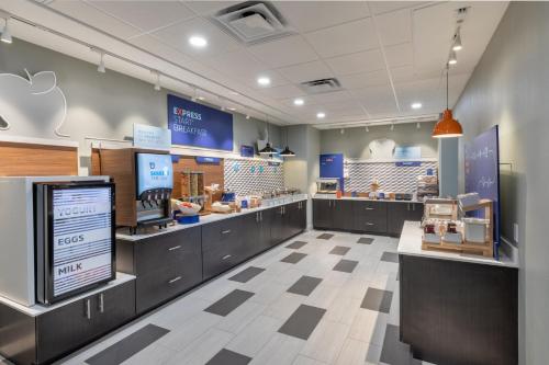 a store with an apple store with aasteryasteryasteryasteryasteryasteryasteryastery at Holiday Inn Express & Suites Purcell by IHG in Purcell