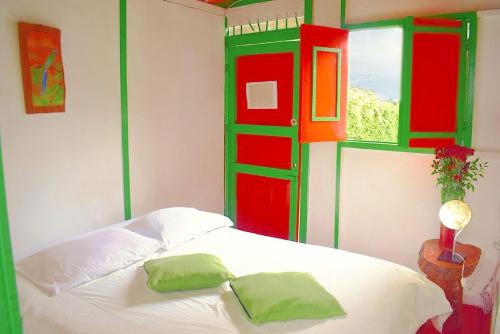 Un pat sau paturi într-o cameră la Hostal Estrella de Agua