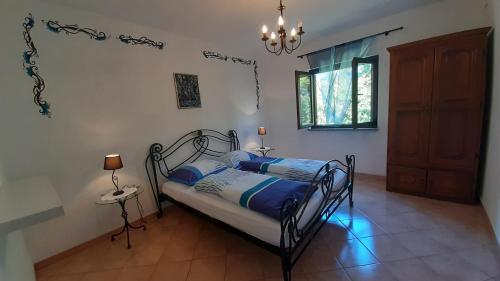 Villa Linet في فونتانا: غرفة نوم مع سرير في غرفة مع نافذة