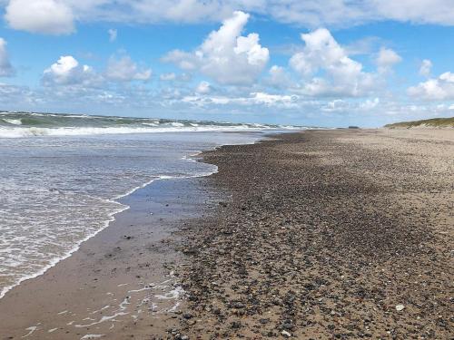 Fjand Gårdeにある8 person holiday home in Ulfborgの波打ちの空き海岸