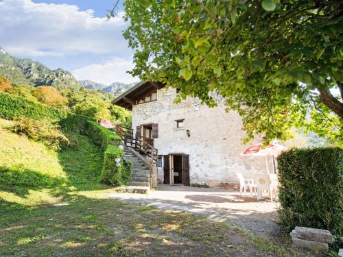 una vista exterior de una casa de piedra con una escalera en Belvilla by OYO Fienile Regoli Quattro, en Crone