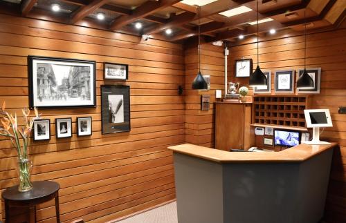 Cette chambre est dotée de murs en bois et d'un comptoir avec des photos. dans l'établissement Hotel Palacio, à Montevideo