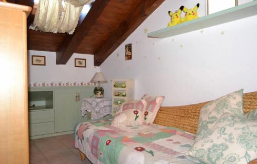 sypialnia dla dzieci z łóżkiem i stołem w obiekcie Claudia House Green Residence Sirmione w mieście Desenzano del Garda