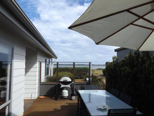 A porch or other outdoor area at Coorong Waterfront Retreat