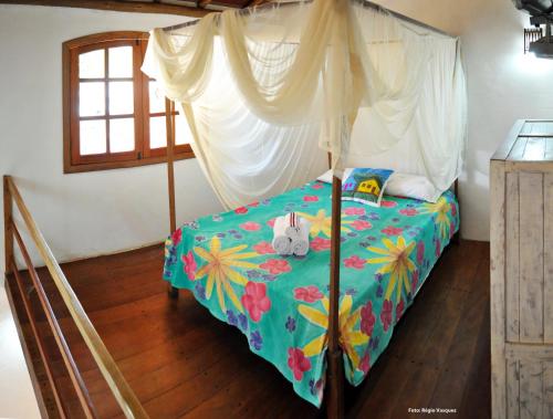 1 dormitorio con 1 cama con dosel en Casas da Bete, en Trancoso